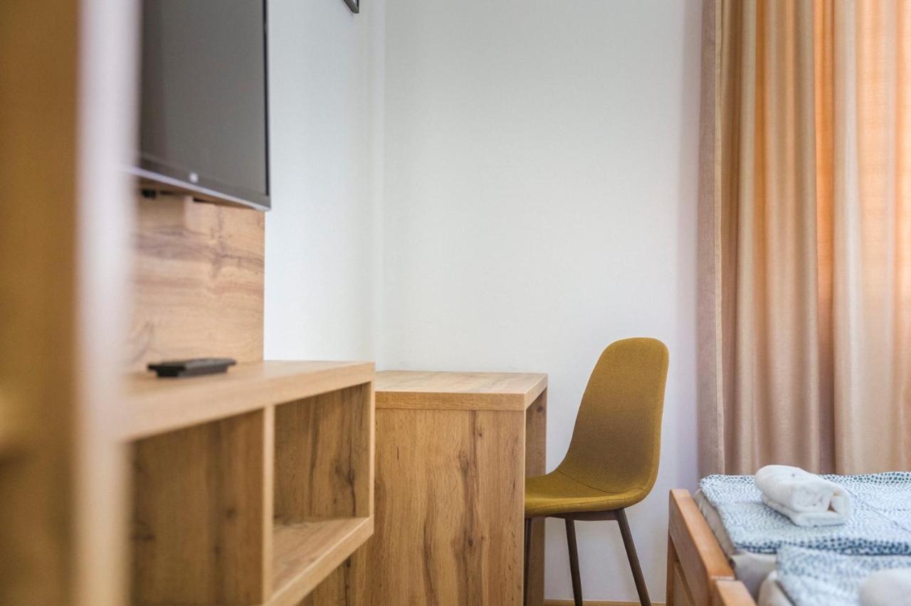 Apart hotel Zoe Pirot Buitenkant foto