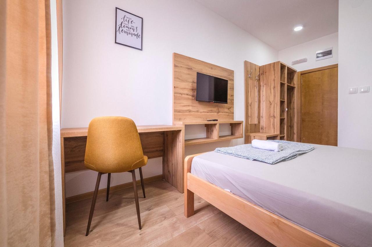Apart hotel Zoe Pirot Buitenkant foto
