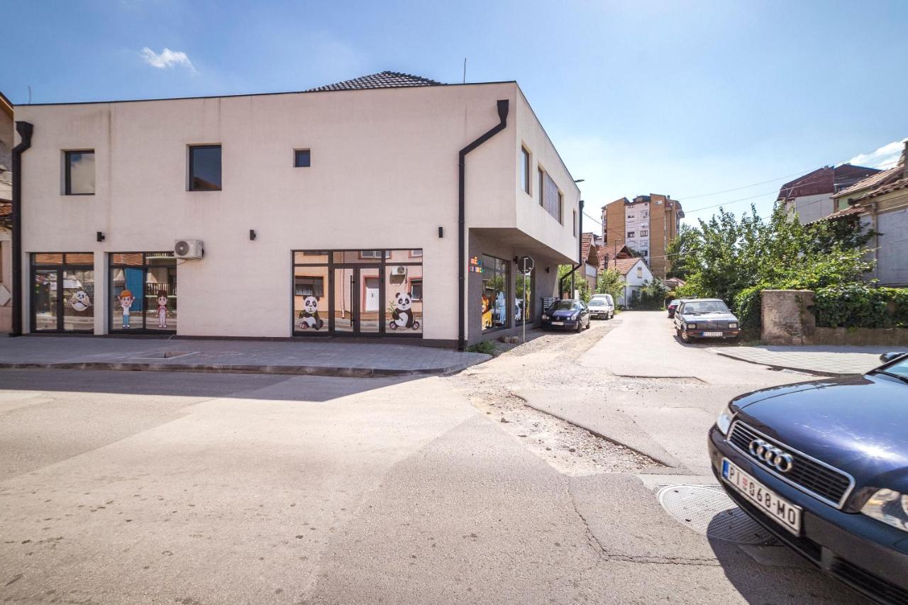 Apart hotel Zoe Pirot Buitenkant foto